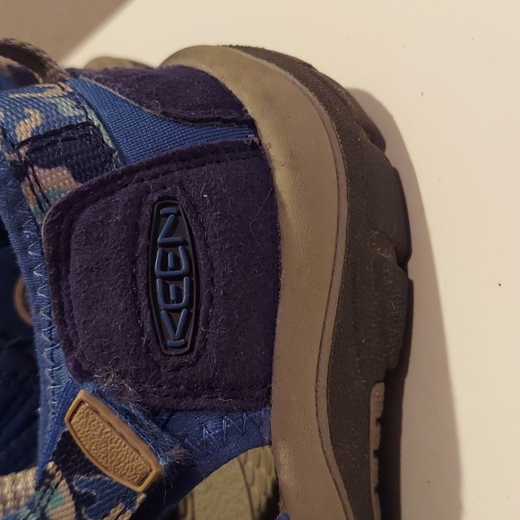 LIKE NEW Keen Boys Size 2 Sandles - Picture 2 of 8